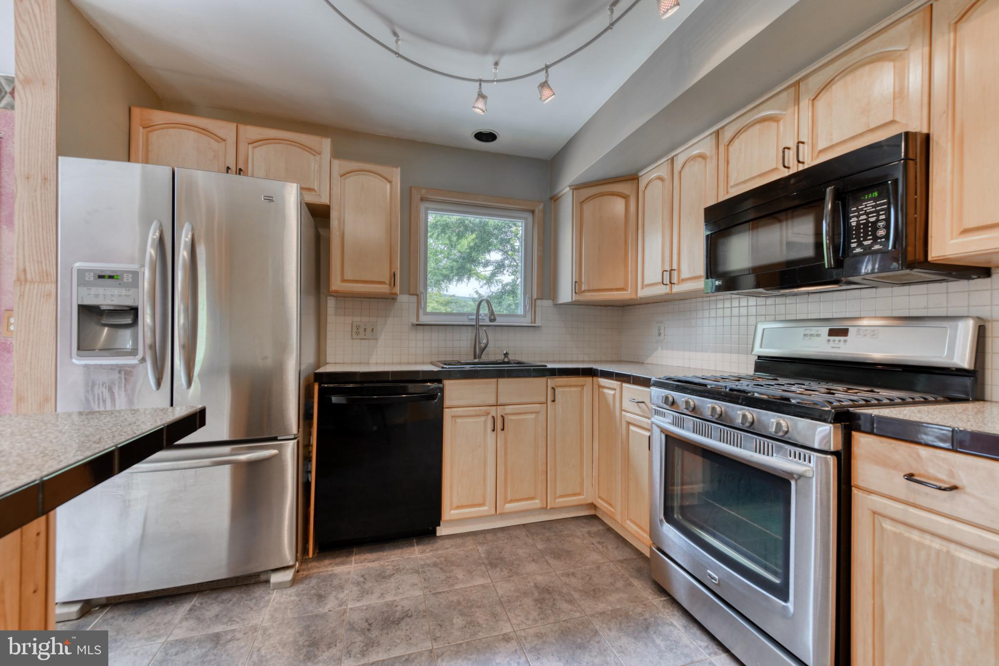 4823 Farming Ridge Boulevard Reading, PA 19606 - Photo 9 of 28 Gallery Image 9