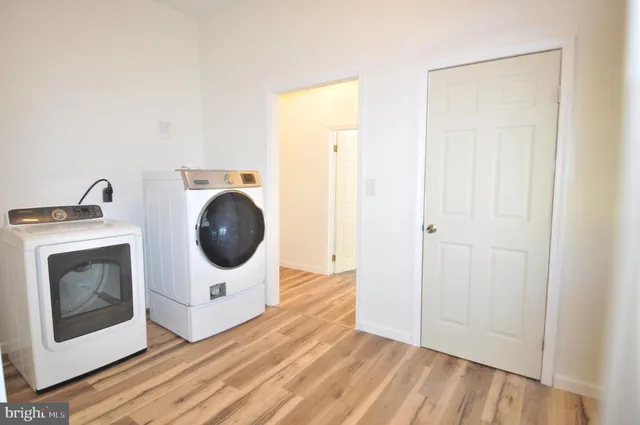 a view of a bedroom with washer and dryer
