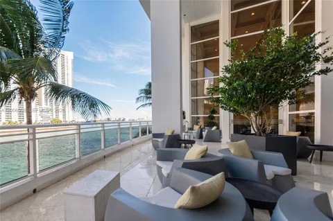 $1,190,000 | 901 Brickell Key Boulevard, Unit 1009, Miami, FL 33131