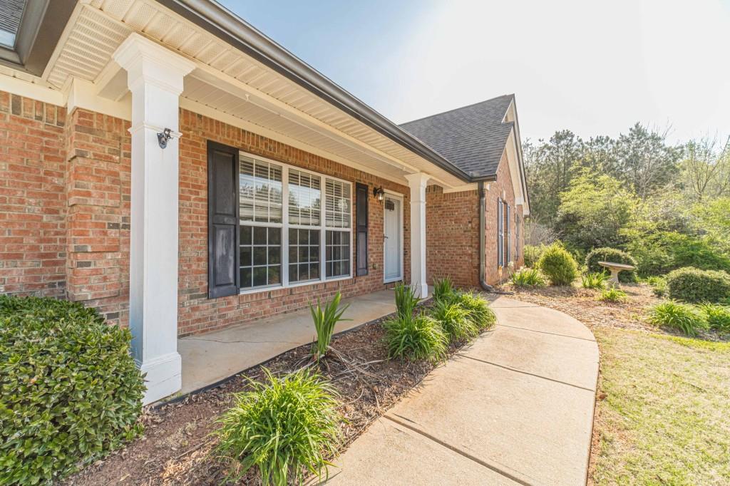 536 San Dra Way Monroe, GA 30656 - Photo 3 of 30 a front view of a house with garden