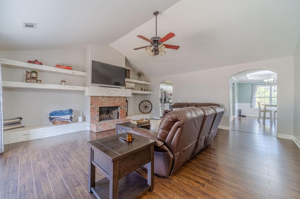 536 San Dra Way Monroe, GA 30656 - Photo 4 of 30 a living room with furniture and a wooden floor