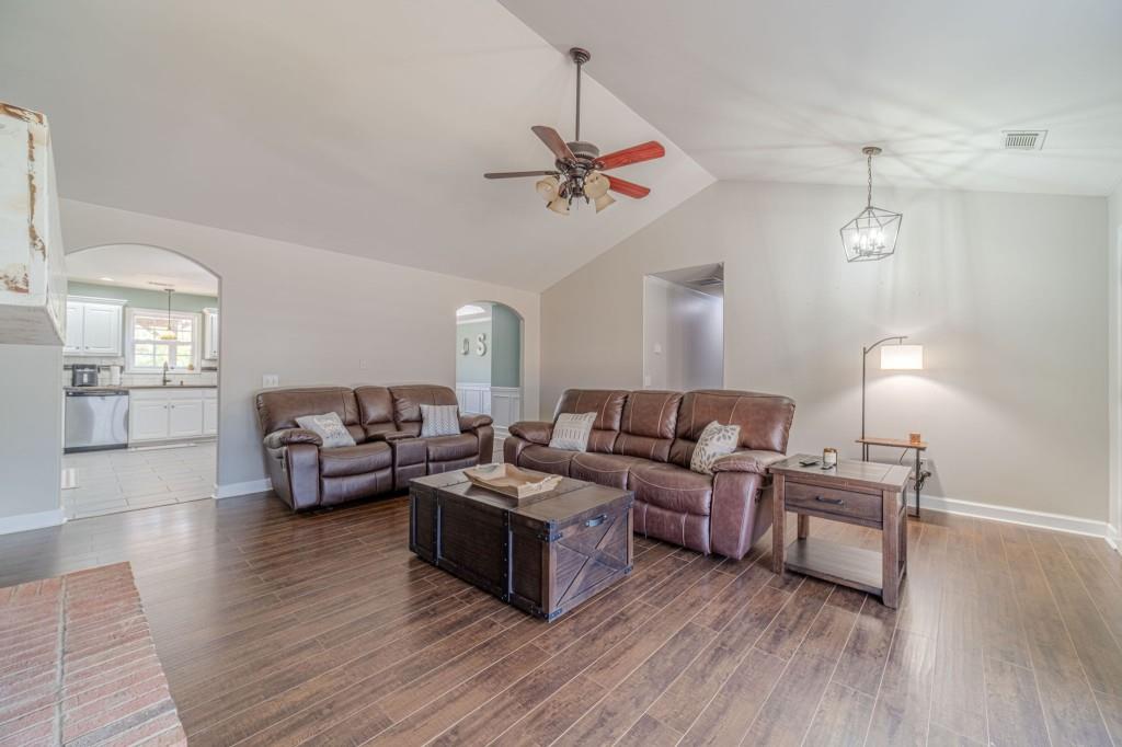 536 San Dra Way Monroe, GA 30656 - Photo 5 of 30 a living room with furniture