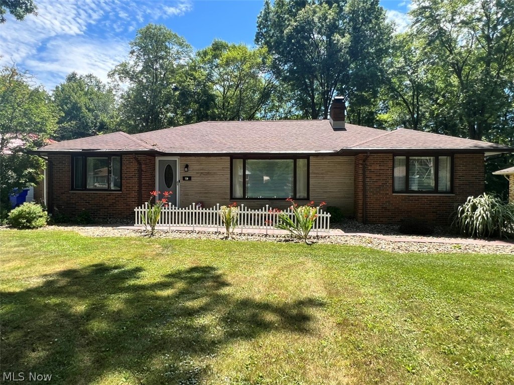 759 Truesdale Road Youngstown, OH 44511 - Photo 2 of 37 Ranch-style house with a front yard