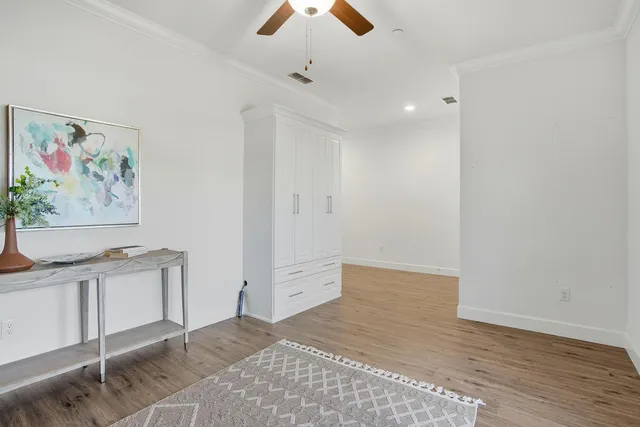 a view of livingroom with furniture and ceiling fan