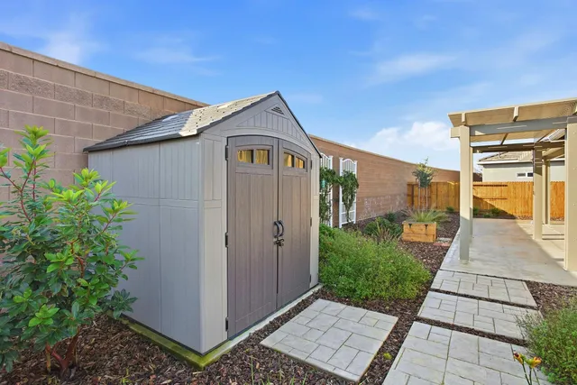 a view of a back yard of the house