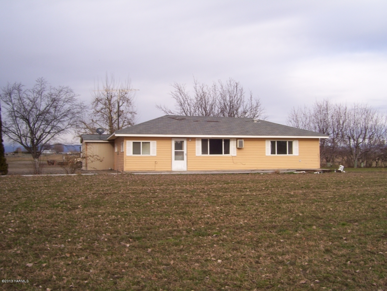 166902 West Johnson Road Prosser, WA 99350 - Photo 2 of 29 a front view of a house with a yard and trees