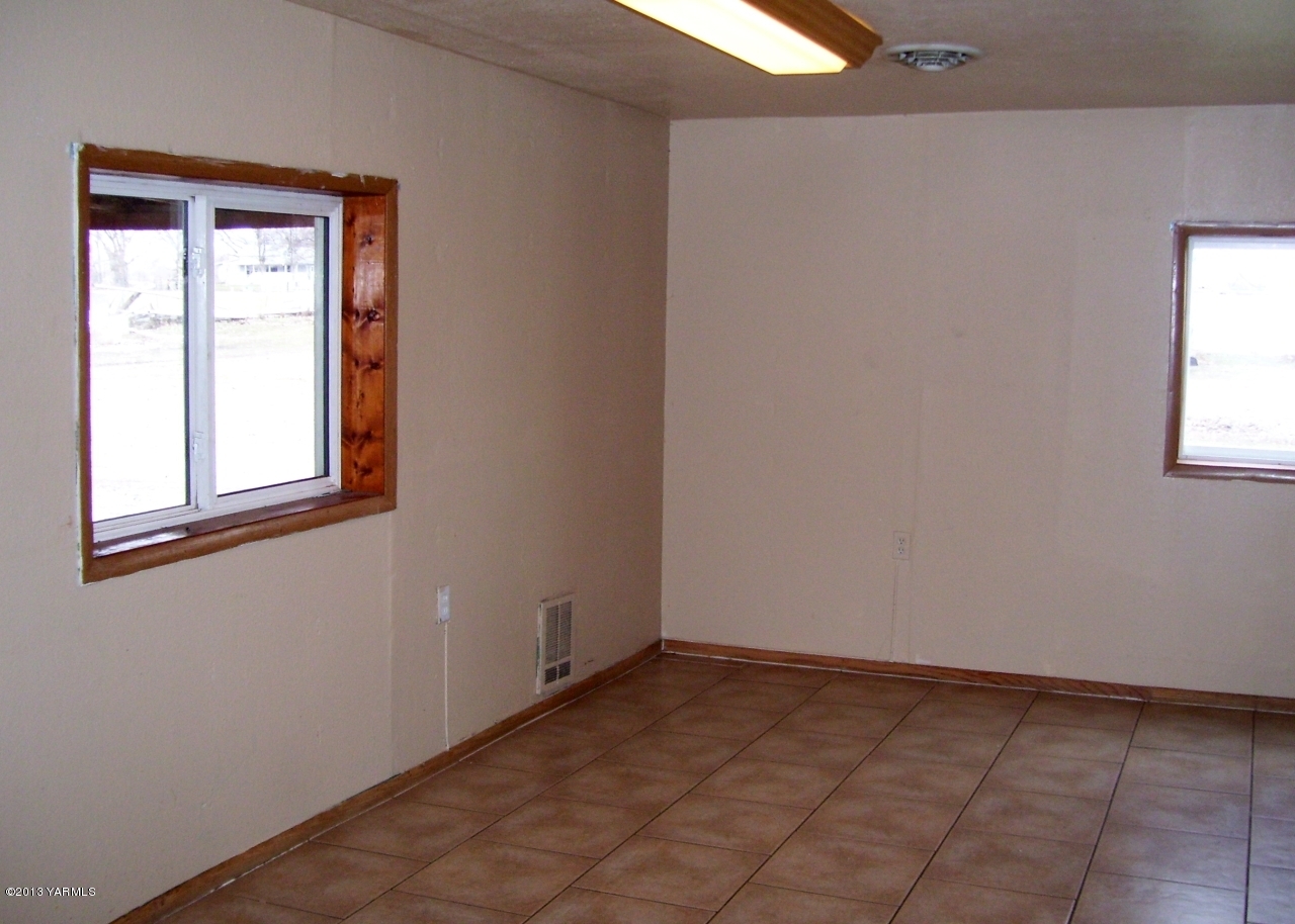 166902 West Johnson Road Prosser, WA 99350 - Photo 12 of 29 an empty room with windows