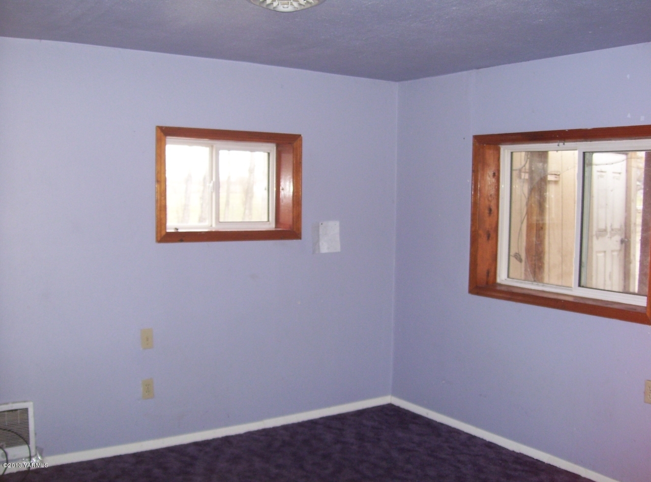 166902 West Johnson Road Prosser, WA 99350 - Photo 14 of 29 a small space with a window