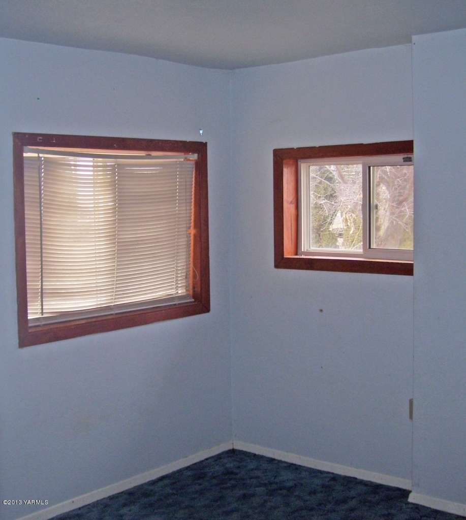 166902 West Johnson Road Prosser, WA 99350 - Photo 15 of 29 a view of an empty room with wooden floor and a window