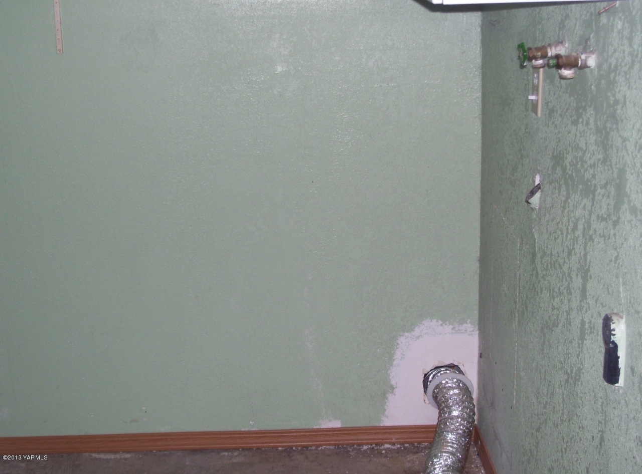 166902 West Johnson Road Prosser, WA 99350 - Photo 17 of 29 a bathroom with a shower