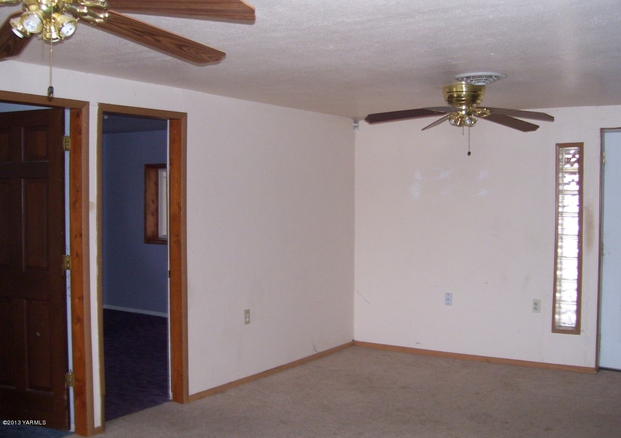 166902 West Johnson Road Prosser, WA 99350 - Photo 8 of 29 an empty room with a window and a ceiling fan