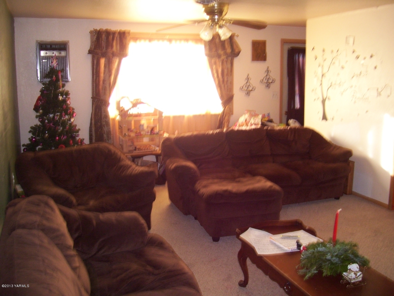 166902 West Johnson Road Prosser, WA 99350 - Photo 9 of 29 a living room with furniture and a window