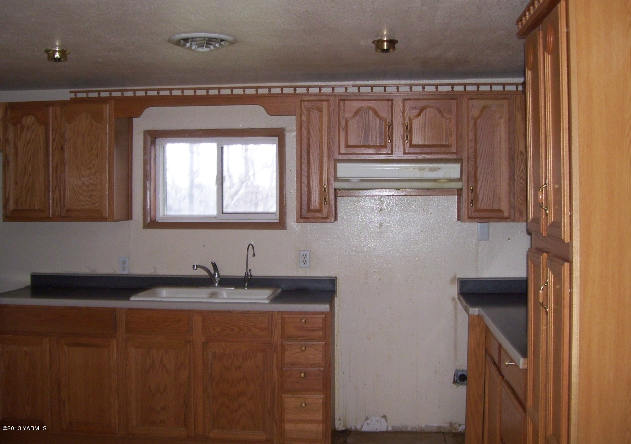 166902 West Johnson Road Prosser, WA 99350 - Photo 10 of 29 a bathroom with a sink and a mirror