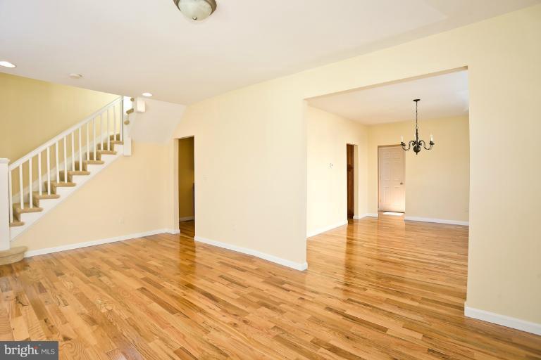 607 Tunbridge Road Baltimore, MD 21212 - Photo 18 of 30 Living Room