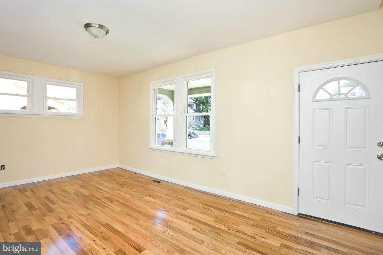 607 Tunbridge Road Baltimore, MD 21212 - Photo 22 of 30 Living Room