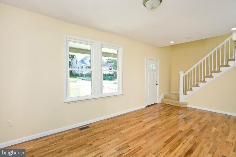 607 Tunbridge Road Baltimore, MD 21212 - Photo 10 of 30 Living Room