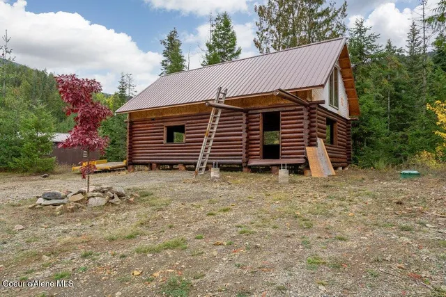 $675,000 | 20308 East Canary Creek Road, Cataldo, ID 83810