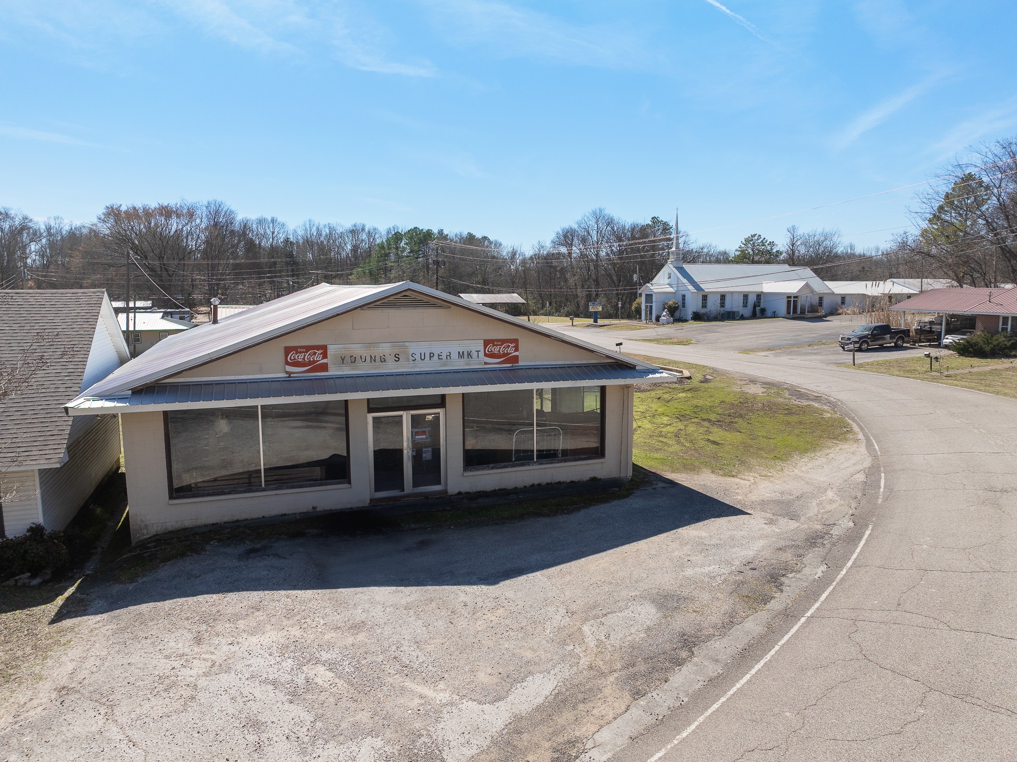 1213 Perryville Road Parsons, TN 38363 - Photo 4 of 32 a view of a house with sitting area