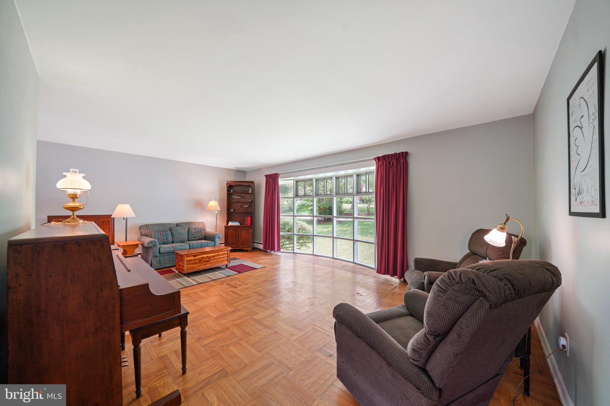 172 Mansion Road Newtown Square, PA 19073 - Photo 11 of 36 Living Room