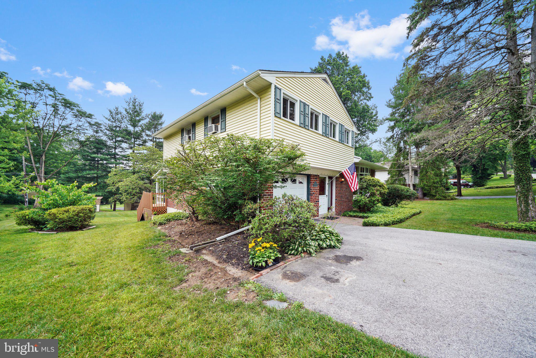 172 Mansion Road Newtown Square, PA 19073 - Photo 2 of 36 Side