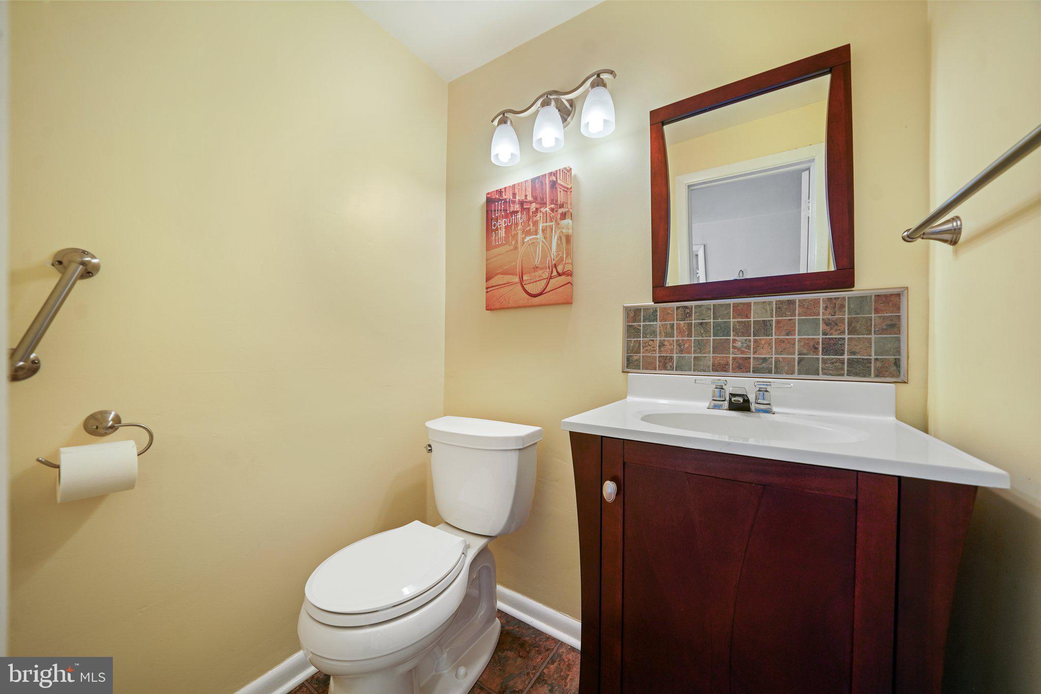 172 Mansion Road Newtown Square, PA 19073 - Photo 25 of 36 Half-bath off foyer