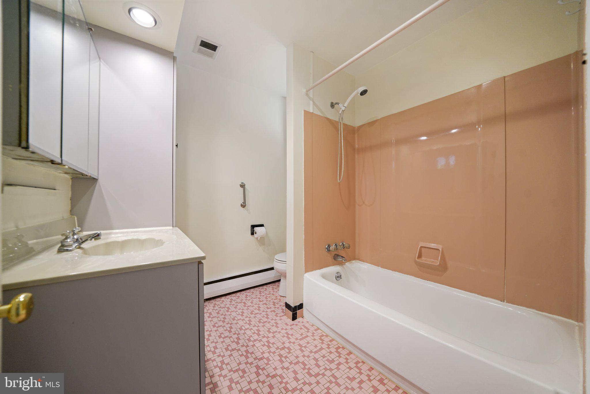 172 Mansion Road Newtown Square, PA 19073 - Photo 28 of 36 Upstairs Hall Bath