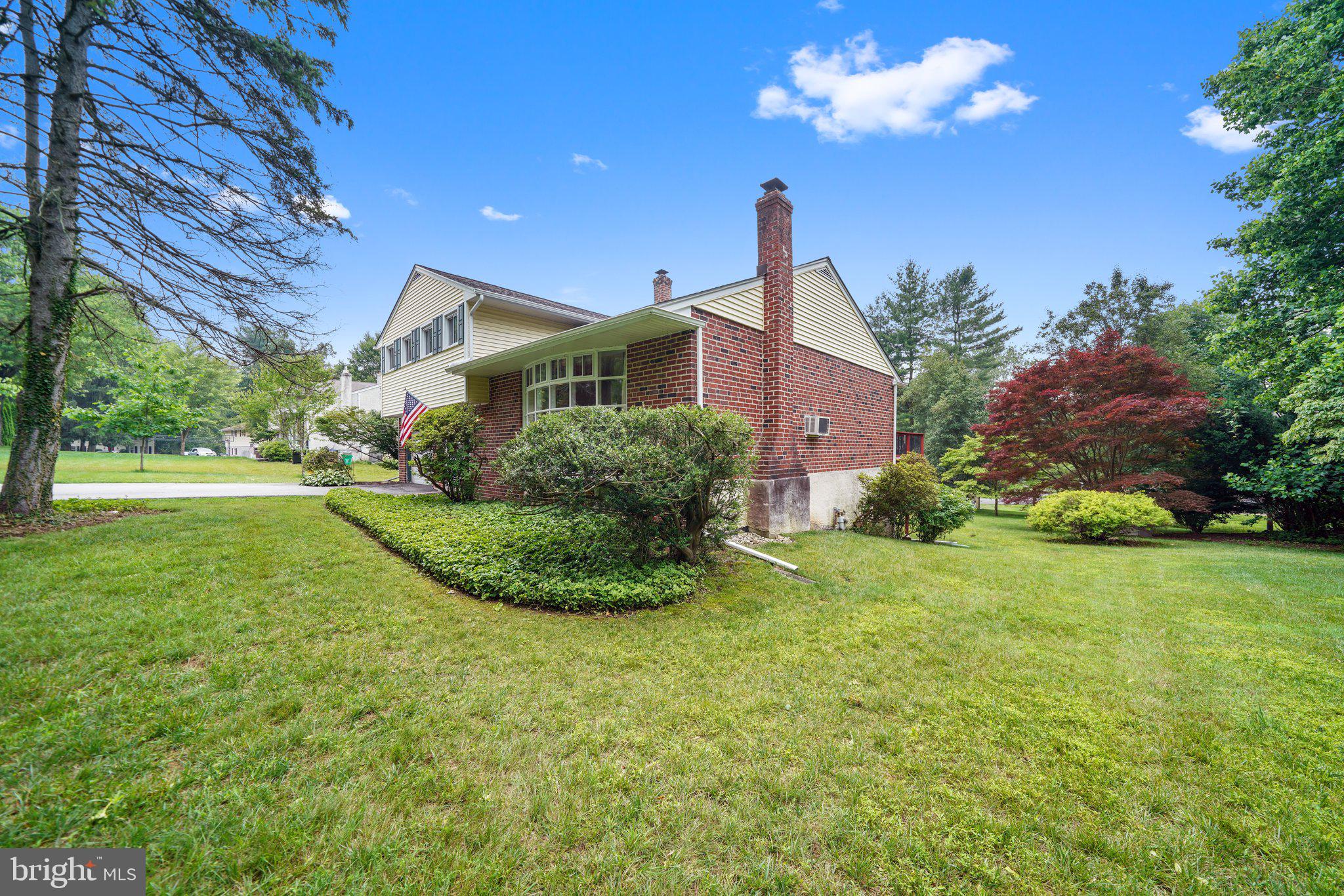 172 Mansion Road Newtown Square, PA 19073 - Photo 3 of 36 Side