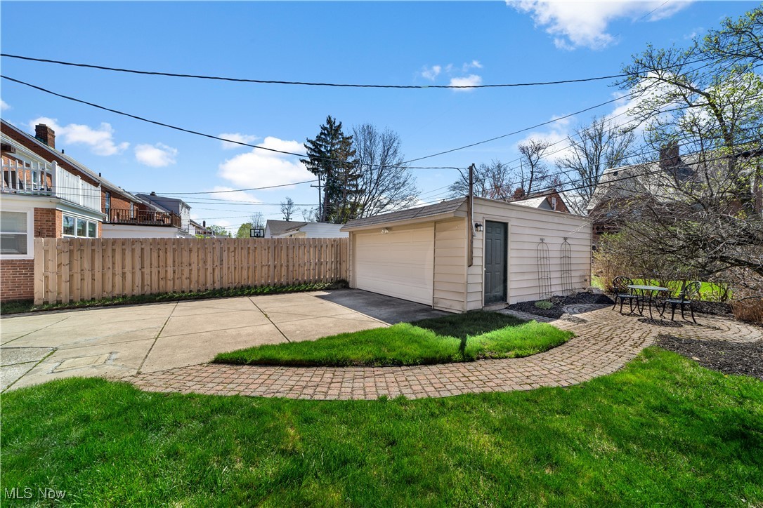 3826 Faversham Road Cleveland, OH 44118 - Photo 28 of 40 Detached garage featuring fence