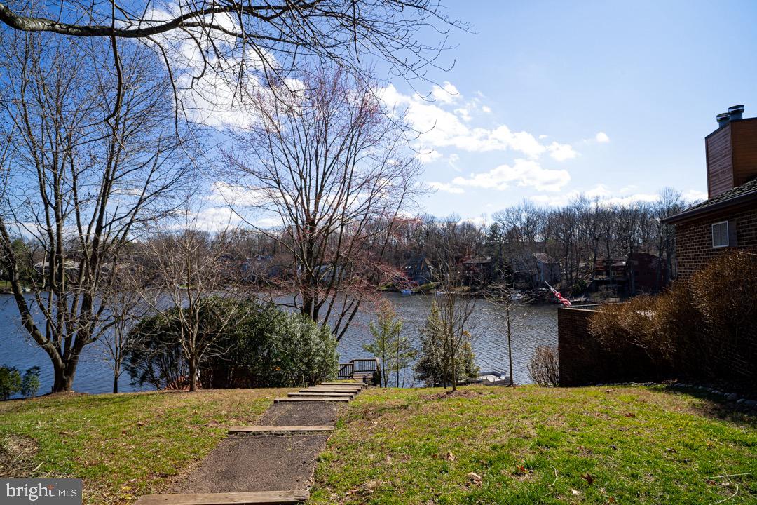 2113 Cabots Point Lane Reston, VA 20191 - Photo 38 of 56 a view of a yard with a house