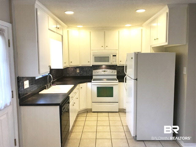 118 Du Rhu Drive Mobile, AL 36608 - Photo 6 of 14 Kitchen