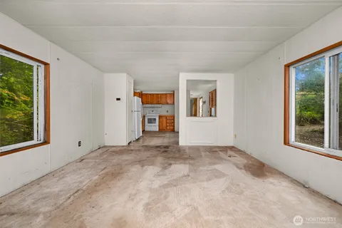 a view of empty room with window