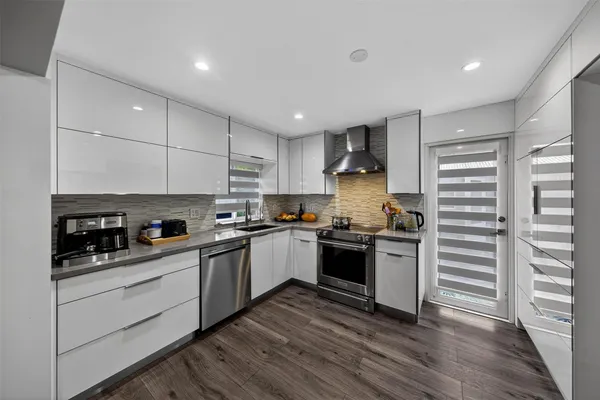 $675,000 | 918 Northeast 4th Street, Hallandale Beach, FL 33009