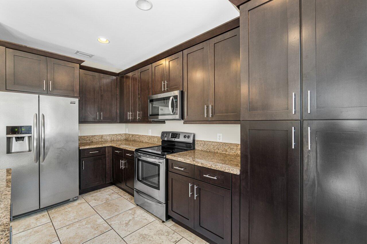 3639 Northwest 5th Terrace Boca Raton, FL 33431 - Photo 7 of 29 010-3639Northwest5thTerrace-BocaRaton-FL