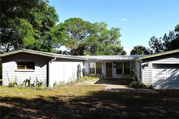 a view of a house with backyard