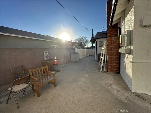 a view of a backyard