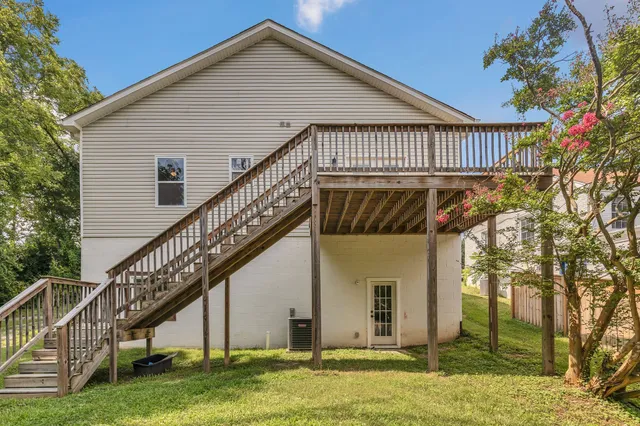 a view of yard with green space