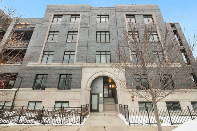 $1,035,000 | 5748 North Hermitage Avenue, Unit 104, Chicago, IL 60660