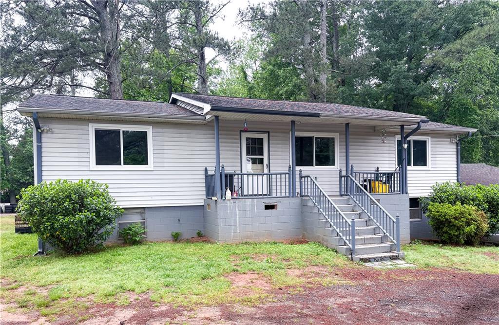 a view of a house with backyard and garden