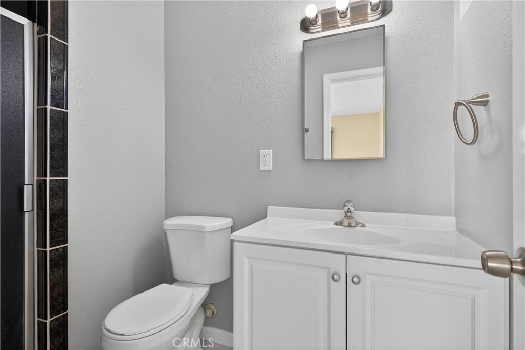 4731 Hamilton Avenue Oxnard, CA 93033 - Photo 23 of 32 Bathroom2