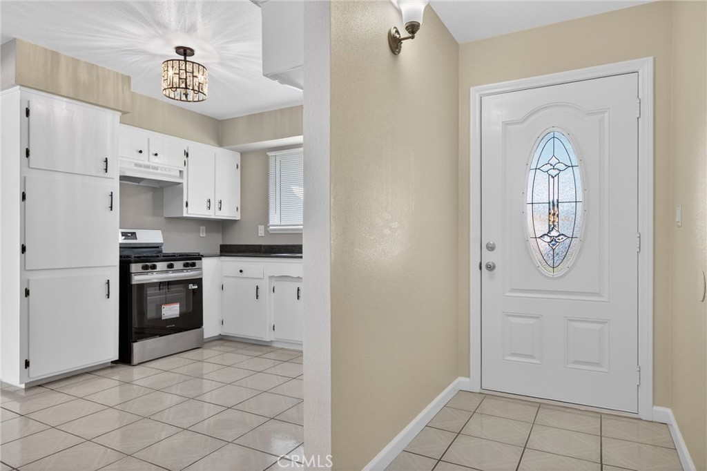 4731 Hamilton Avenue Oxnard, CA 93033 - Photo 5 of 32 Entry2