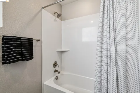 $1,098,000 | 6739 Skyview Drive, Oakland, CA 94605