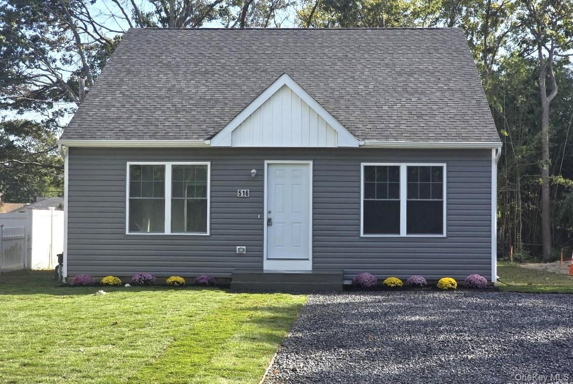 a view front of house with a yard