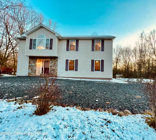 a view of a house with a yard