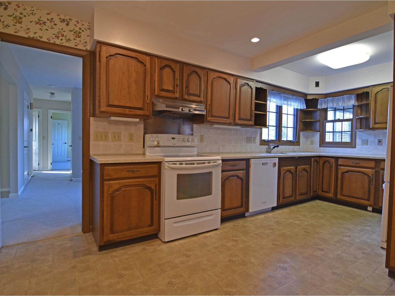 160 Hickory Hill Road Williston, VT 05495 - Photo 15 of 47