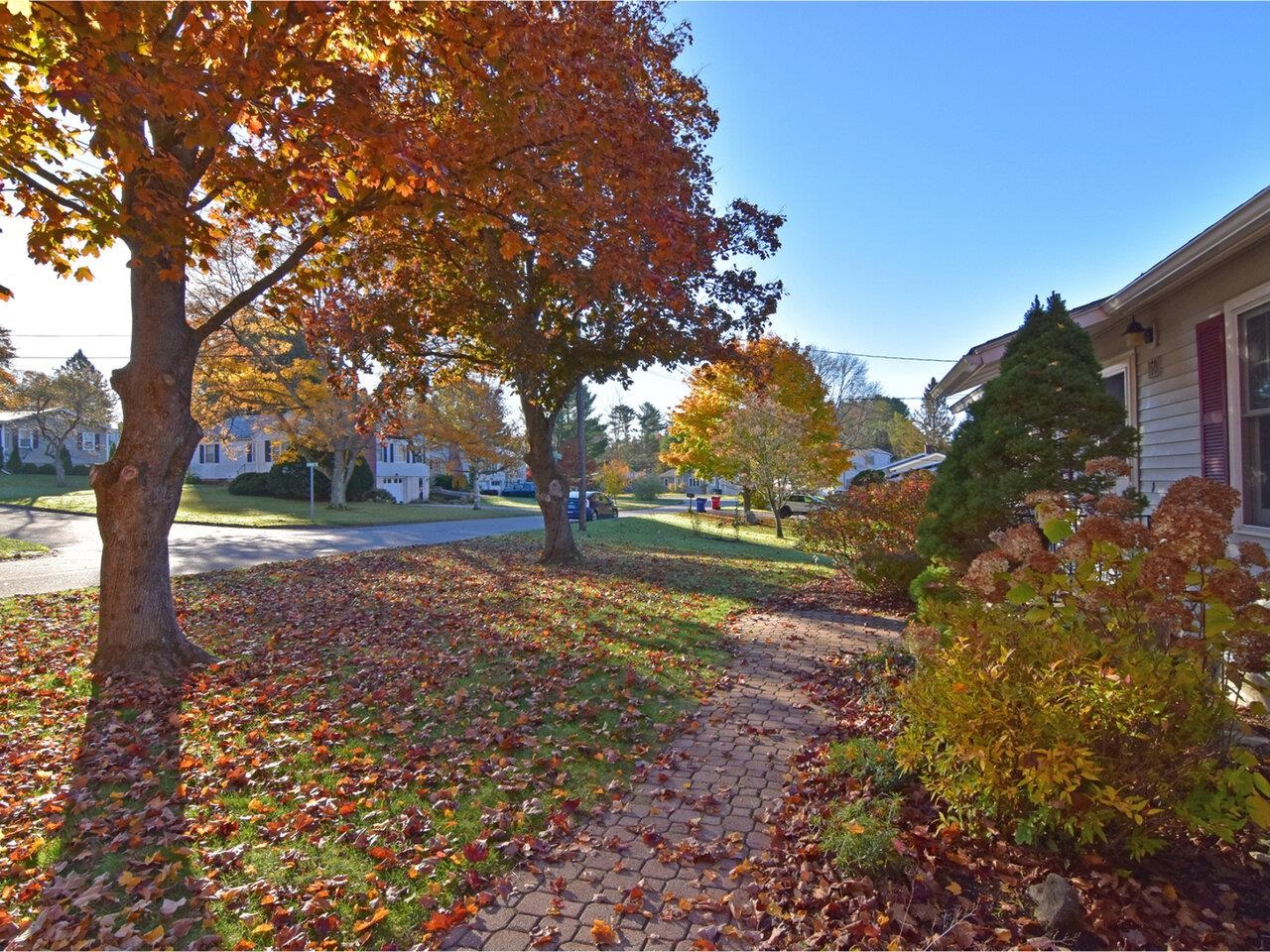 160 Hickory Hill Road Williston, VT 05495 - Photo 7 of 47