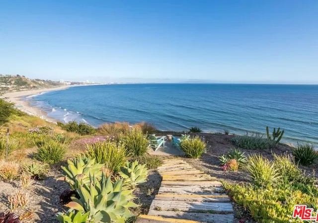 a view of a garden area
