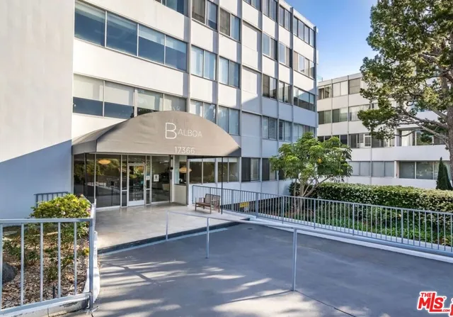 $1,200,000 | 17366 Sunset Boulevard, Unit 206, Pacific Palisades, CA 90272