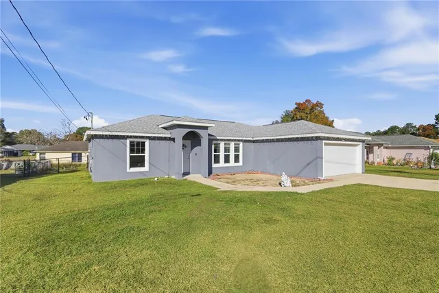 a view of a house with a yard