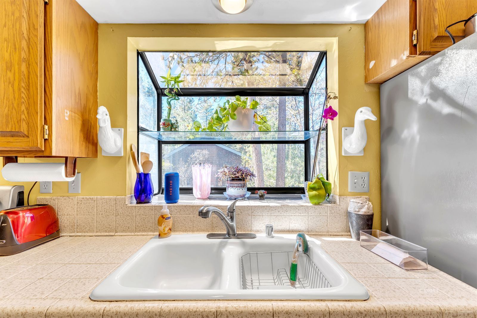 53575 Tollgate Road Idyllwild, CA 92549 - Photo 34 of 71 a bathroom with a sink and a large window