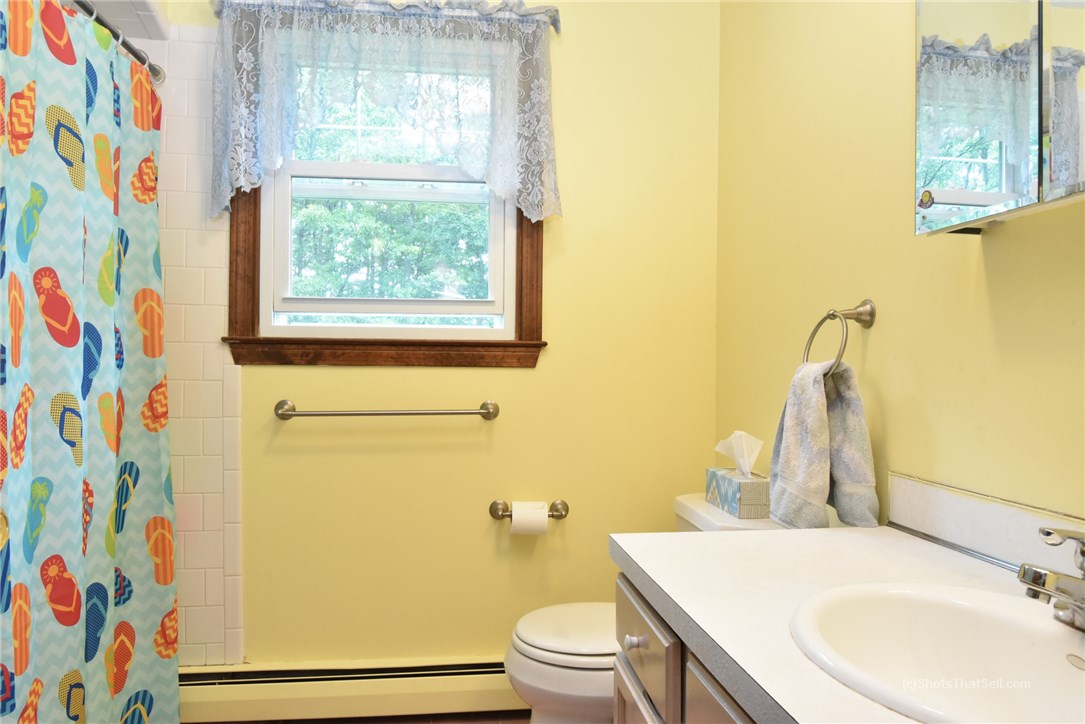 271 Crompton Road East Greenwich, RI 02818 - Photo 15 of 23 Full bathroom